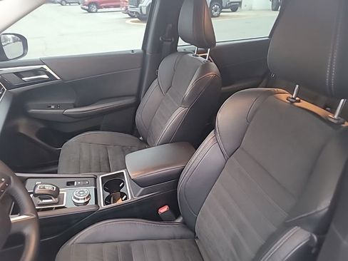 Used 2023 Mitsubishi Outlander SE image 9