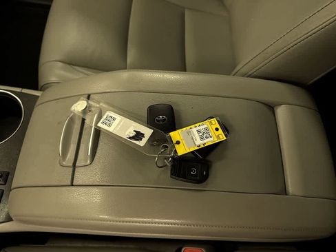 Used 2017 Toyota Highlander XLE AWD/4WD image 34