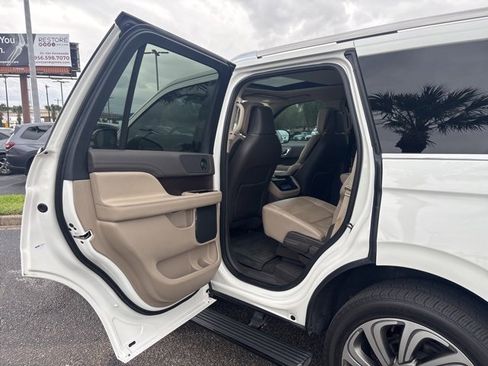 Used 2023 Lincoln Navigator Reserve image 11