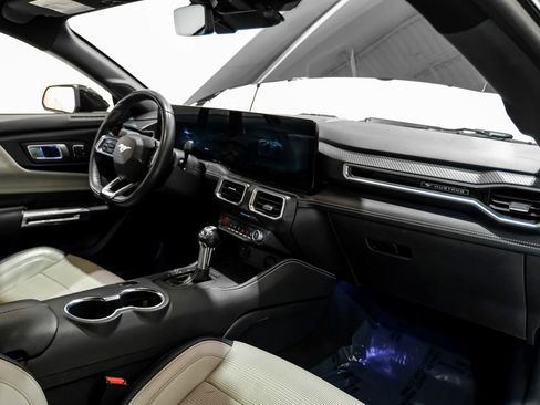 Used 2025 Ford Mustang Premium image 9