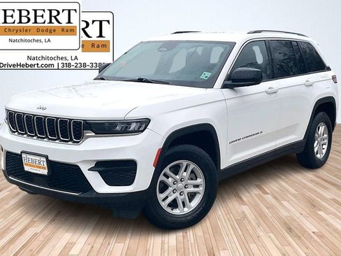 Used 2023 Jeep Grand Cherokee Laredo image 1