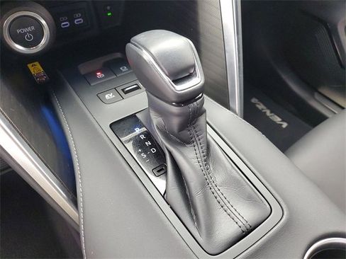 Used 2024 Toyota Venza XLE image 31