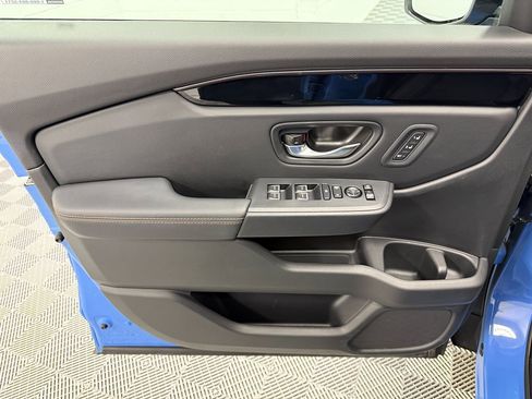 Used 2025 Honda Pilot TrailSport image 11