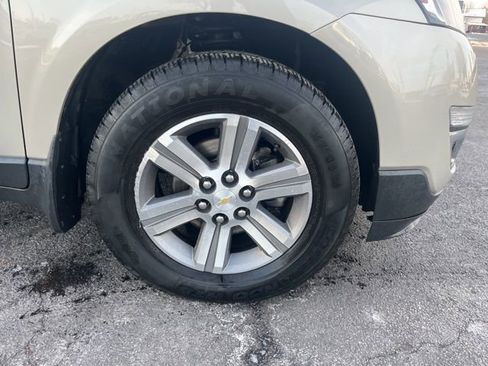 Used 2015 Chevrolet Traverse LT image 2