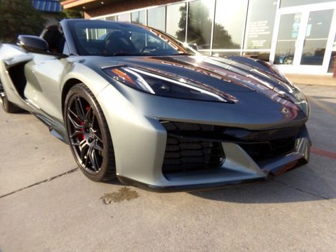 Used 2024 Chevrolet Corvette Z06 RWD image 3