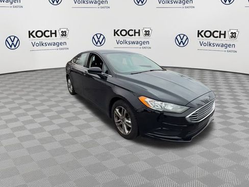 Used 2018 Ford Fusion SE w/ Fusion SE Technology Package image 2
