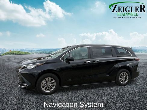 Used 2023 Toyota Sienna XLE image 2