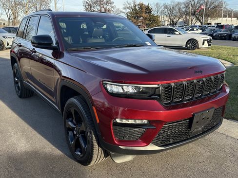 Used 2025 Jeep Grand Cherokee Limited w/ Luxury Tech Group II image 22