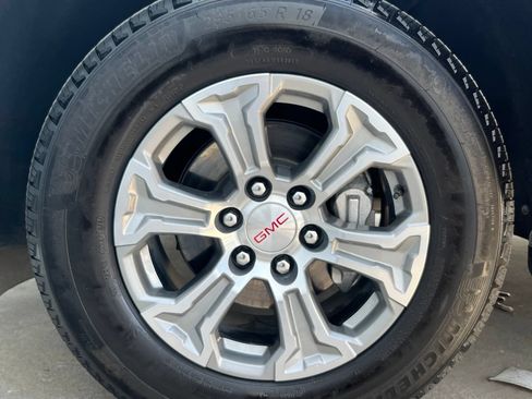 Used 2024 GMC Yukon SLE RWD image 24