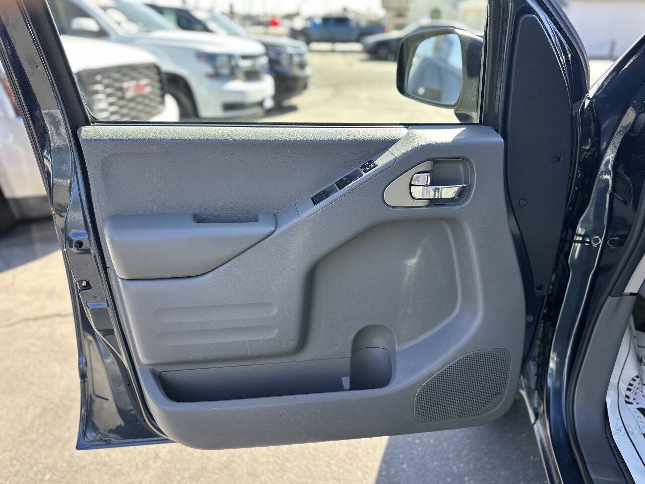 Used 2017 Nissan Frontier SV w/ SV Value Truck Package RWD image 9