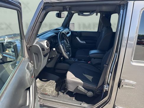 Used 2017 Jeep Wrangler Unlimited Sahara w/ Connectivity Group AWD/4WD image 9