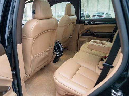 Used 2018 Porsche Cayenne S image 24