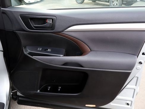 Used 2019 Toyota Highlander LE image 16