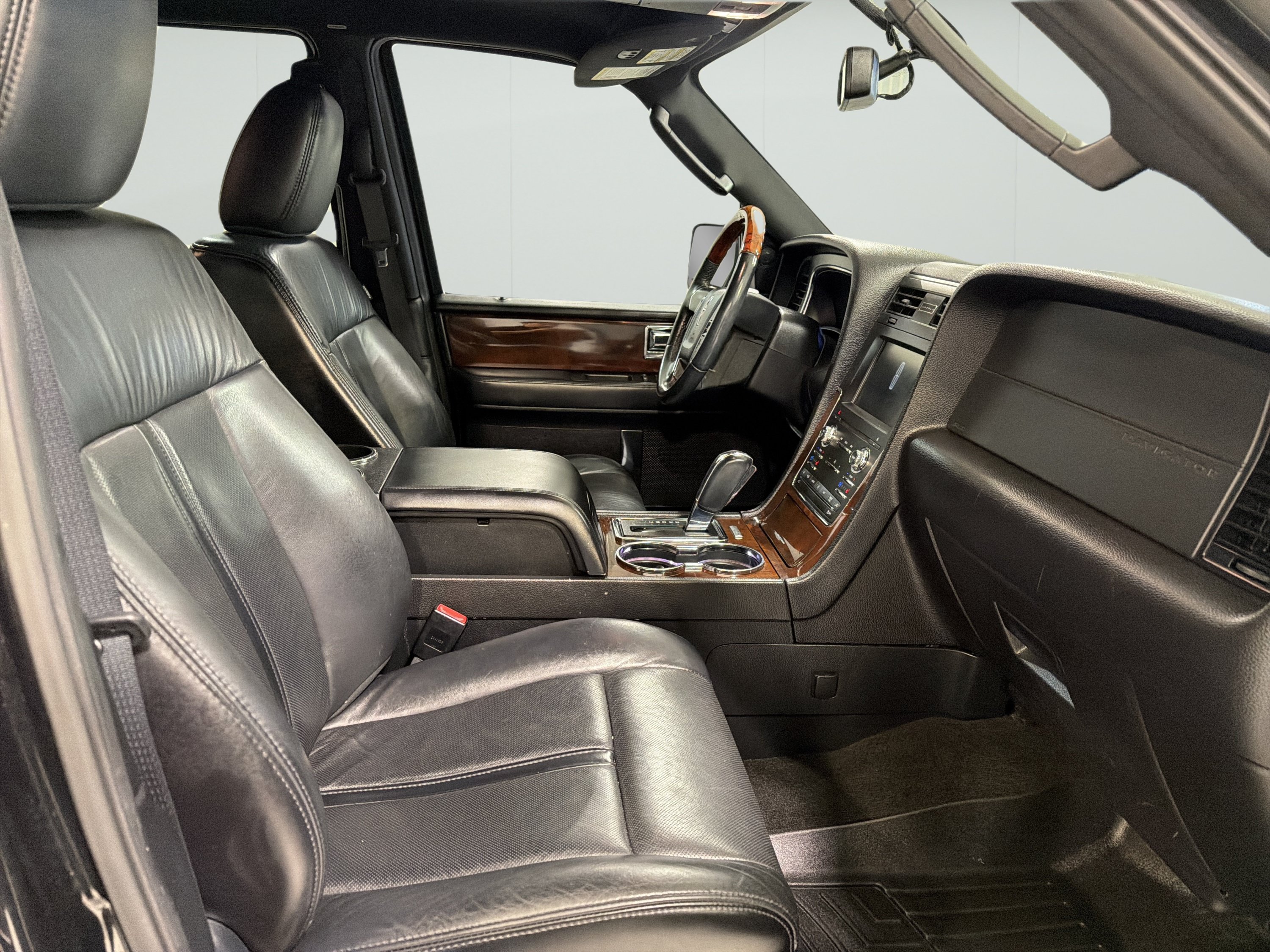 Used 2015 Lincoln Navigator 2WD image 14