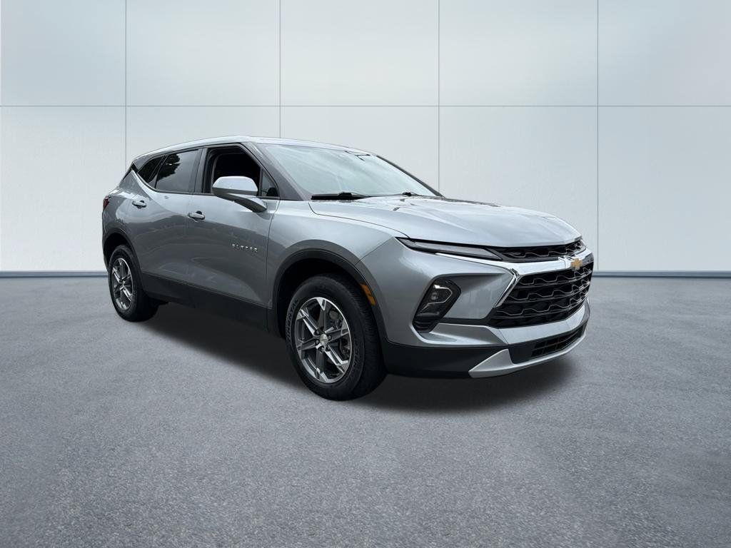 Used 2025 Chevrolet Blazer LT FWD image 4