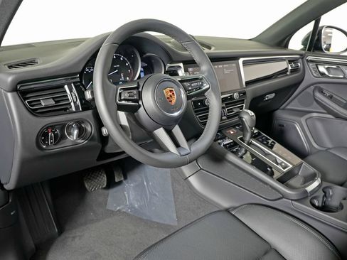 New 2026 Porsche Macan image 4