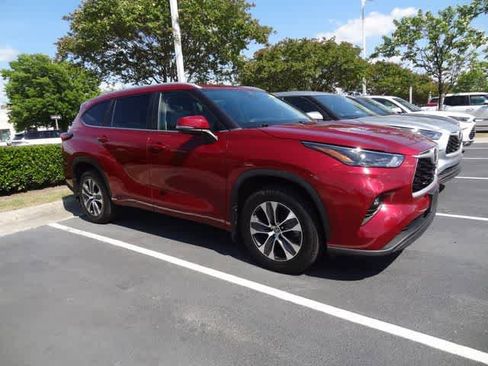 Used 2023 Toyota Highlander XLE FWD image 4