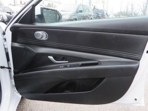 Used 2025 Hyundai Elantra SEL FWD image 12