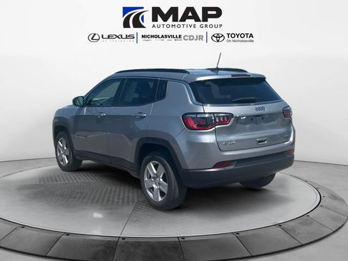 Used 2022 Jeep Compass Latitude w/ Convenience Group AWD/4WD image 3