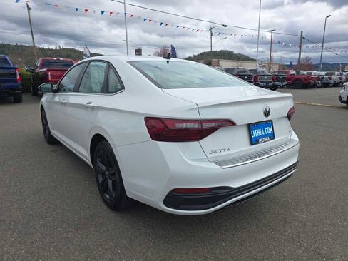 Used 2023 Volkswagen Jetta SE image 3