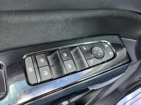 Used 2022 Nissan Pathfinder SV image 24