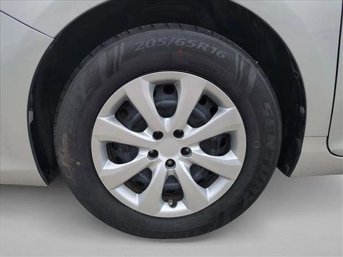 Used 2016 Toyota Camry LE image 17