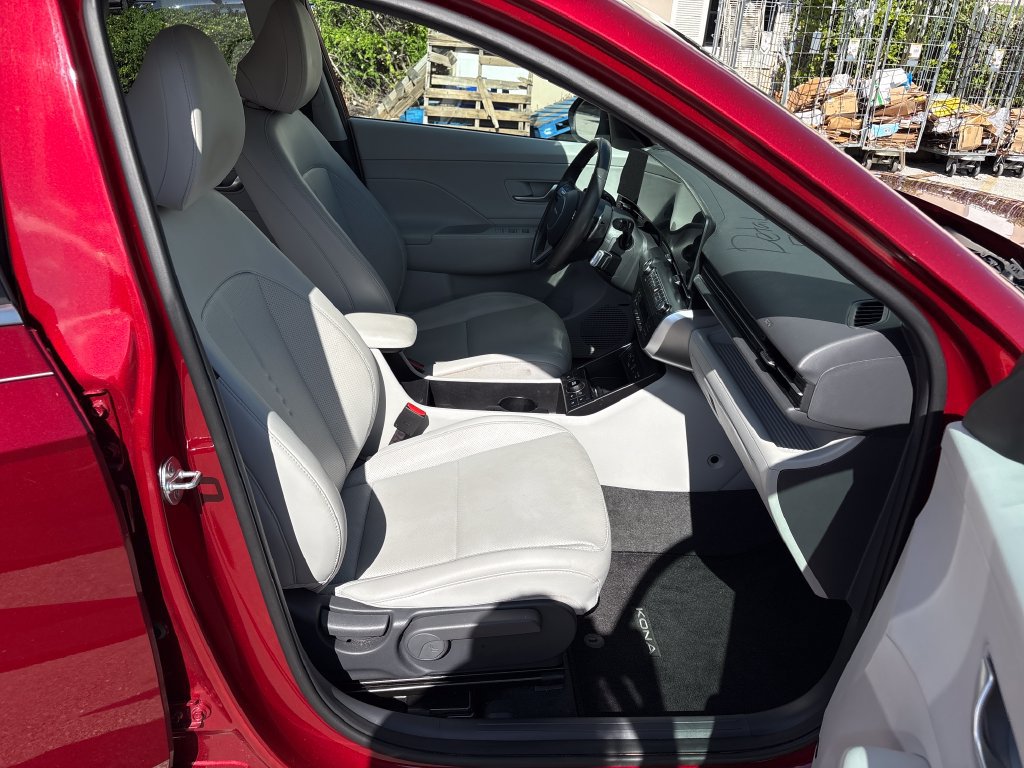 Used 2025 Hyundai Kona Limited FWD image 6