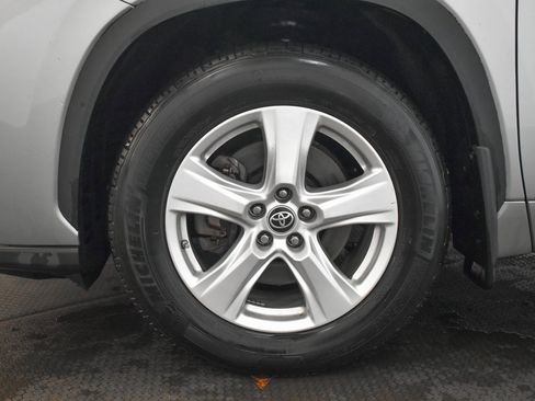 Used 2022 Toyota Highlander LE image 7