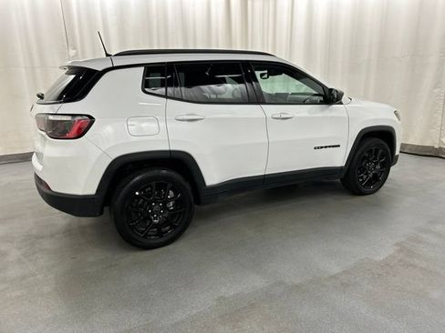 Used 2025 Jeep Compass Latitude w/ Convenience Group AWD/4WD image 4