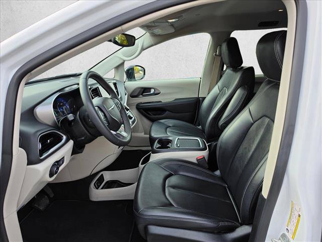 Used 2024 Chrysler Pacifica Touring-L FWD image 24
