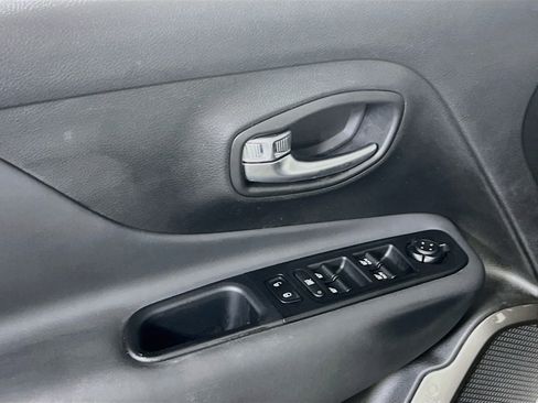 Used 2022 Jeep Renegade Latitude w/ Convenience Group AWD/4WD image 18