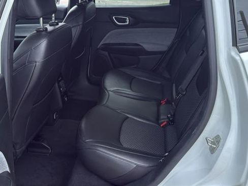 Used 2024 Jeep Compass Latitude AWD/4WD image 17