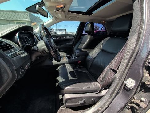 Used 2018 Chrysler 300 Limited AWD/4WD image 3
