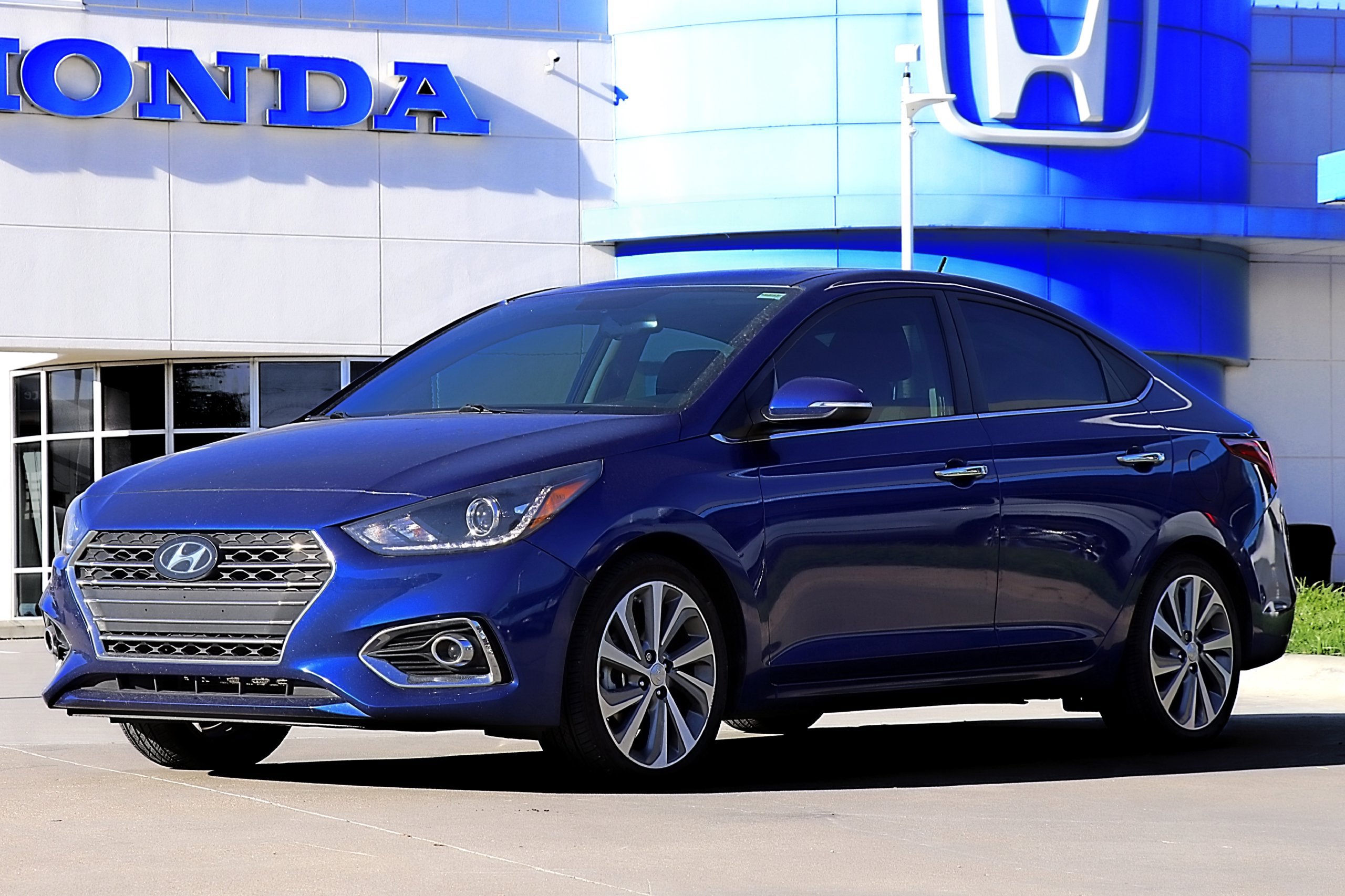 Used 2022 Hyundai Accent Limited FWD image 1