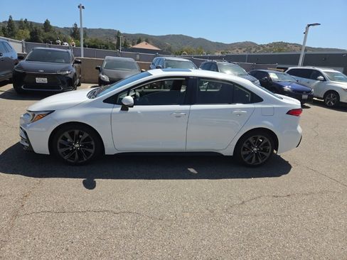 Used 2024 Toyota Corolla SE w/ SE Premium Package FWD image 2