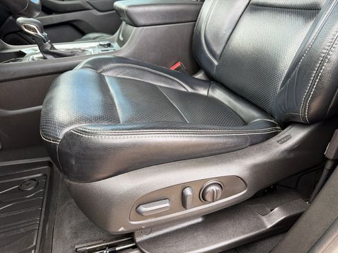 Used 2023 Chevrolet Traverse LT FWD image 21