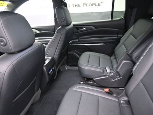 Used 2025 Chevrolet Traverse LT image 23