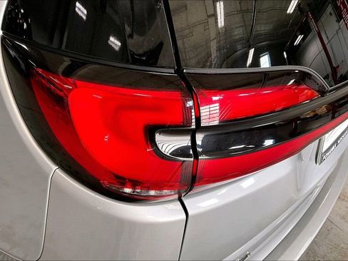 Used 2024 Chrysler Pacifica Touring-L image 29