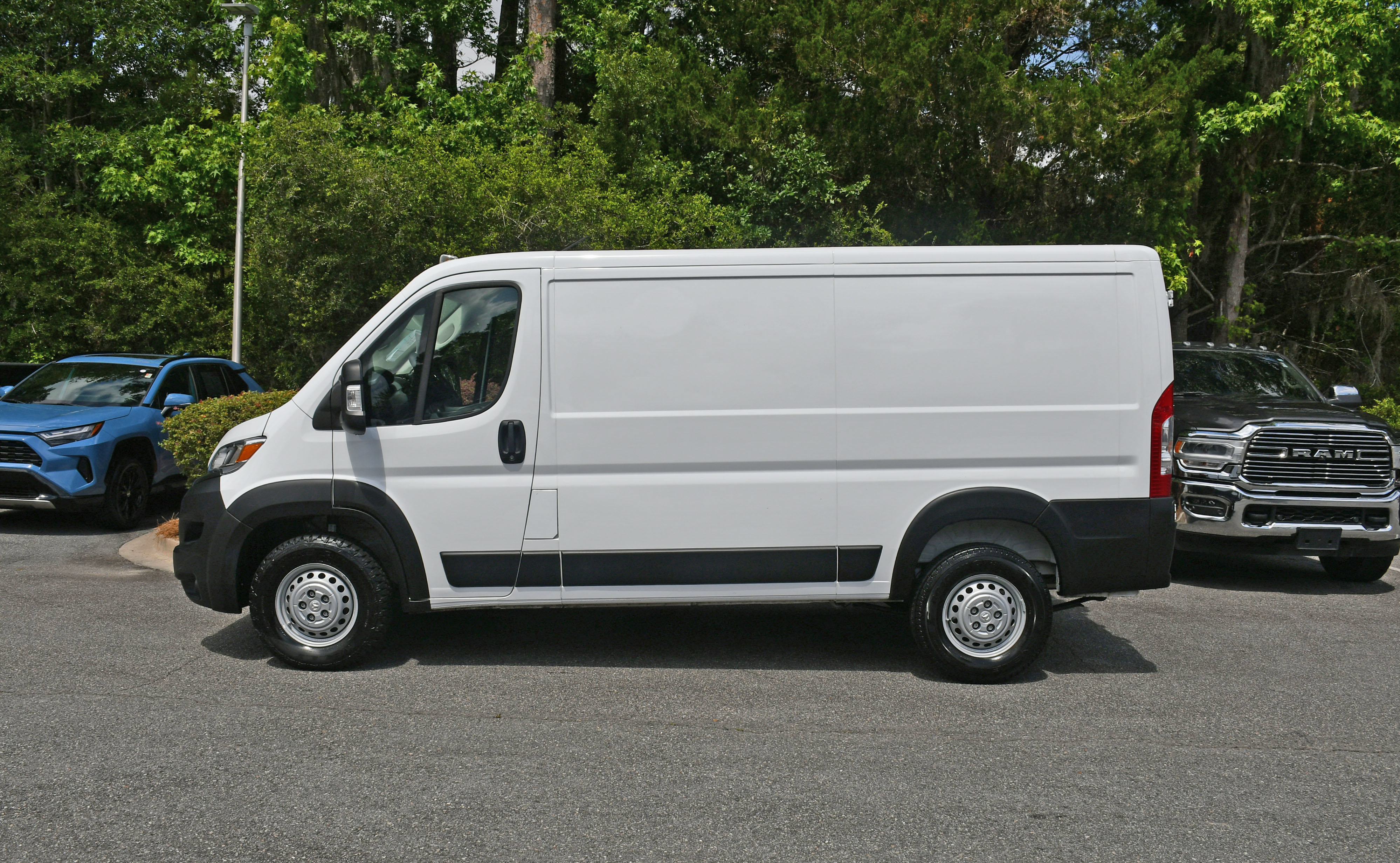 Used 2025 RAM ProMaster 2500 w/ Convenience Group FWD image 2