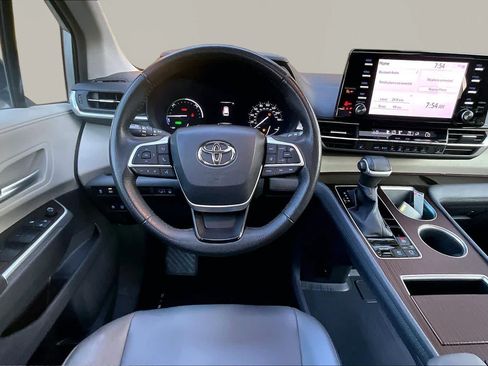 Certified 2023 Toyota Sienna XLE FWD image 6