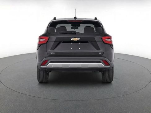 Used 2024 Chevrolet Trax LT w/ Sunroof Package FWD image 4