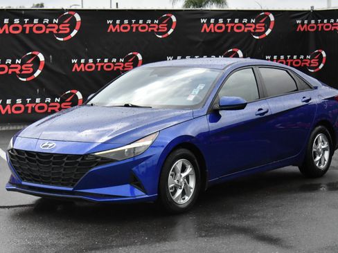 Used 2023 Hyundai Elantra SE image 3