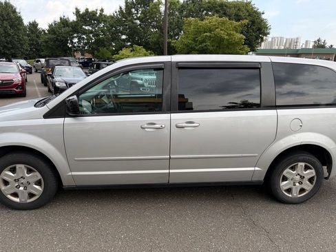 Used 2010 Dodge Grand Caravan SE FWD image 4