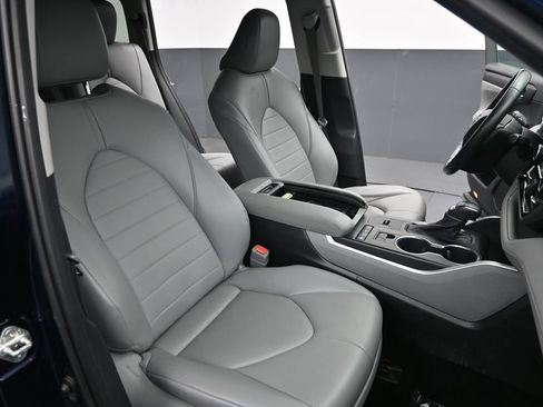 Used 2021 Toyota Highlander XLE FWD image 30
