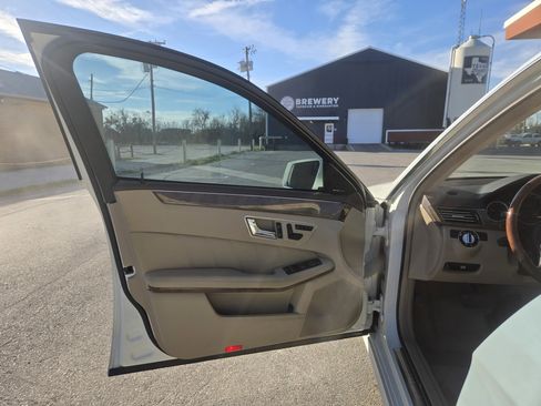 Used 2010 Mercedes-Benz E 350 4MATIC Sedan image 4