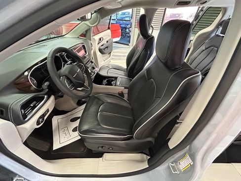 Used 2023 Chrysler Pacifica Limited image 51
