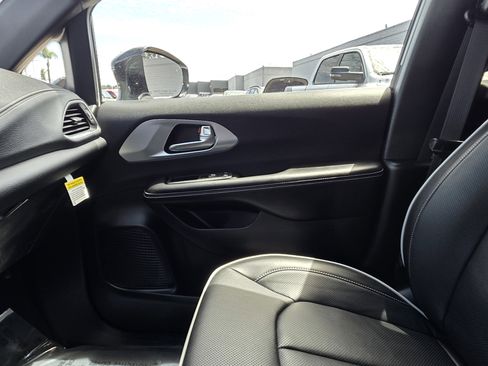 New 2026 Chrysler Pacifica Limited FWD image 9