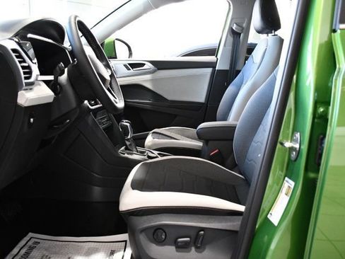 New 2026 Volkswagen Taos SE image 10