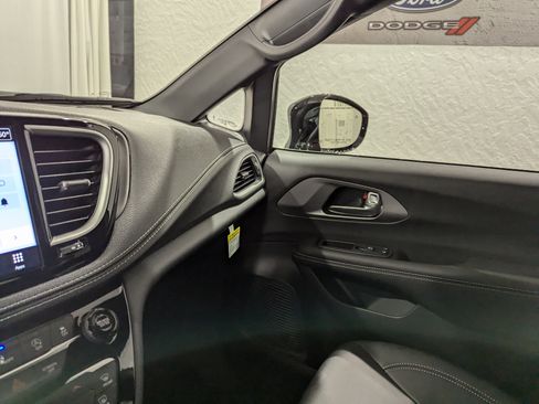 New 2025 Chrysler Pacifica Select image 21