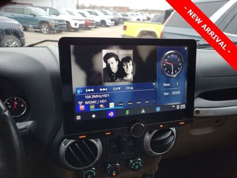 Used 2015 Jeep Wrangler Unlimited Sahara w/ Connectivity Group image 10